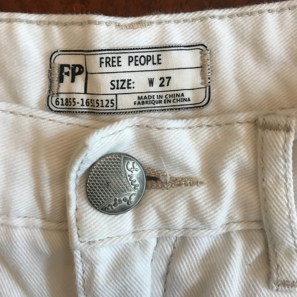 ✨Free People Size 27 White Lace Cut-Off Shorts✨ - Picture 3 of 3